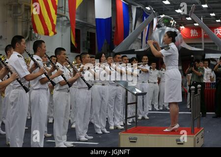 (170707) - HONG KONG, 7. Juli 2017 (Xinhua)--Soldaten der Militärkapelle des chinesischen Flugzeugträger Liaoning führen, während eine Deck-Rezeption in Hong Kong spezielle Administrative Region (HKSAR), Süd-China, 7. Juli 2017. Eine Flottille einschließlich Chinas erster Flugzeugträger Liaoning am Freitag kamen für einen Besuch, während, den Liaoning zum ersten Mal für die Öffentlichkeit zu besuchen werden, in der Sonderverwaltungsregion Hongkong. (Xinhua/Zeng Tao) (Mcg) Stockfoto