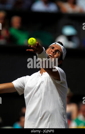 London, UK. 7. Juli 2017. London, 7. Juli 2017 - Karen Khachanov Russland dienen, Rafael Nadal aus Spanien in ihrem dritten Vorrundenspiel auf dem Centre Court in Wimbledon. Bildnachweis: Adam Stoltman/Alamy Live-Nachrichten Stockfoto