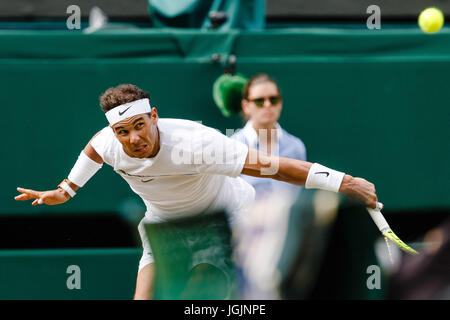 London, UK. 7. Juli 2017. Spanischer Tennisspieler Rafael Nadal in Aktion in seinem 3. Vorrundenspiel bei den Wimbledon Tennis Weltmeisterschaften 2017 bei den All England Lawn Tennis and Croquet Club in London. Bildnachweis: Frank Molter/Alamy Live-Nachrichten Stockfoto