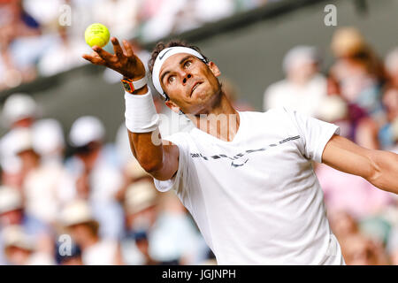 London, UK. 7. Juli 2017. Spanischer Tennisspieler Rafael Nadal in Aktion in seinem 3. Vorrundenspiel bei den Wimbledon Tennis Weltmeisterschaften 2017 bei den All England Lawn Tennis and Croquet Club in London. Bildnachweis: Frank Molter/Alamy Live-Nachrichten Stockfoto