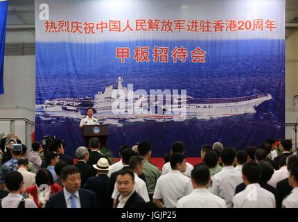 (170707) - HONG KONG, 7. Juli 2017 (Xinhua)--Ding Yi, stellvertretender Kommandeur der Peoples Liberation Army Navy und Kommandant der Flugzeugträger Bildung befasst sich eine Deck-Rezeption in Hong Kong spezielle Administrative Region (HKSAR), Süd-China, 7. Juli 2017. Eine Flottille einschließlich Chinas erster Flugzeugträger Liaoning am Freitag kamen für einen Besuch, während, den Liaoning zum ersten Mal für die Öffentlichkeit zu besuchen werden, in der Sonderverwaltungsregion Hongkong. (Xinhua/Zeng Tao) (Mcg) Stockfoto