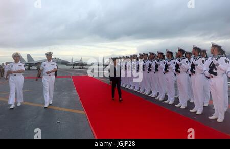 (170707) - HONG KONG, 7. Juli 2017 (Xinhua)--Hauptgeschäftsführer von Hong Kong spezielle Administrative Region (HKSAR) Lam Cheng Yuet-Ngor inspiziert die Wachen der Ehre auf chinesische Flugzeugträger Liaoning Flugdeck in Hongkong, Südchina, 7. Juli 2017. Eine Flottille einschließlich Chinas erster Flugzeugträger Liaoning am Freitag kamen für einen Besuch, während, den Liaoning zum ersten Mal für die Öffentlichkeit zu besuchen werden, in der Sonderverwaltungsregion Hongkong. (Xinhua/Zeng Tao) (Mcg) Stockfoto