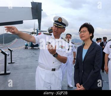 (170707) - HONG KONG, 7. Juli 2017 (Xinhua)--Hauptgeschäftsführer von Hong Kong spezielle Administrative Region (HKSAR) Lam Cheng Yuet-Ngor hört die Einführung von Liu Zhe (L), Kapitän der chinesische Flugzeugträger Liaoning, auf die Liaoning Flugdeck in Hongkong, Südchina, 7. Juli 2017. Eine Flottille einschließlich Chinas erster Flugzeugträger Liaoning am Freitag kamen für einen Besuch, während, den Liaoning zum ersten Mal für die Öffentlichkeit zu besuchen werden, in der Sonderverwaltungsregion Hongkong. (Xinhua/Zeng Tao) (Mcg) Stockfoto