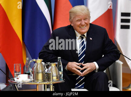 Hamburg, Deutschland. 7. Juli 2017. US-Präsident Donald Trump lächelt auf dem G20-Gipfel in Hamburg, Deutschland, 7. Juli 2017. Die Regierungschefs der G20-Gruppe von Ländern treffen sich am 7. / 8. Juli 2017 in Hamburg. Foto: John Macdougall/AFP Pool/Dpa/Alamy Live News Stockfoto