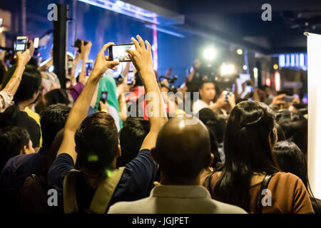 Kuala Lumpur, Malaysia. 7. Juli 2017. Heiße indische Bollywood Schauspielerin Kareena Kapoor wird in Kuala Lumpur und einer großen Schar von malaysischen Fans warten, sie zu sehen. Bildnachweis: Danny Chan/Alamy Live-Nachrichten Stockfoto