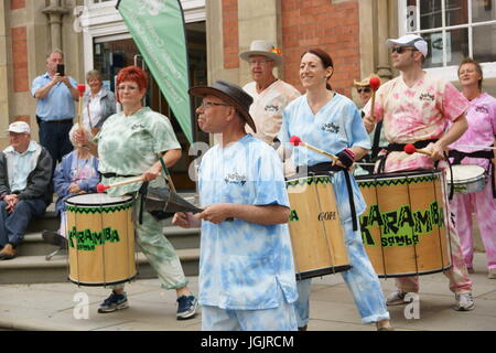 Llangollen, Wales, Vereinigtes Königreich. 7. Juli 2017. Llangollen International Eisteddfod feiert 70. Jahr seit Gründung im Jahr 1947 mit Trommler aus Samba Karamba ist. Bildnachweis: David Pimborough/Alamy Live-Nachrichten Stockfoto