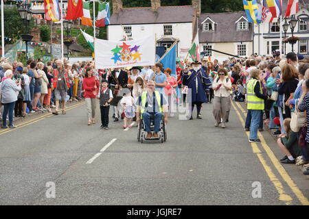 Llangollen, Wales, Vereinigtes Königreich. 7. Juli 2017. Llangollen International Eisteddfod feiert 70. Jahr seit der Gründung im Jahre 1947 mit einem bunten Straßenparade folk-Musiker und Artisten aus der ganzen Welt im Tracht. Bildnachweis: David Pimborough/Alamy Live-Nachrichten Stockfoto