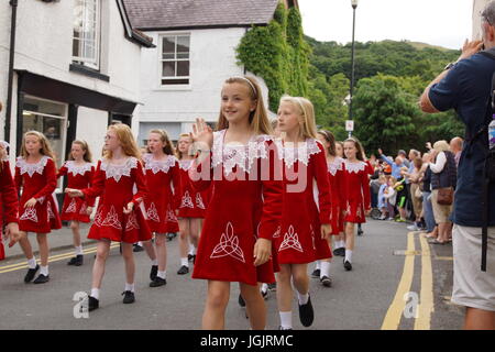 Llangollen, Wales, Vereinigtes Königreich. 7. Juli 2017. Die llangollen International Eisteddfod street parade mit Irish Folk Tänzer in der traditionellen Tracht. Quelle: David Pimborough/Alamy leben Nachrichten Stockfoto