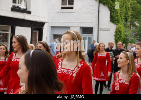 Llangollen, Wales, Vereinigtes Königreich. 7. Juli 2017. Die llangollen International Eisteddfod street parade mit Irish Folk Tänzer in der traditionellen Tracht. Quelle: David Pimborough/Alamy leben Nachrichten Stockfoto