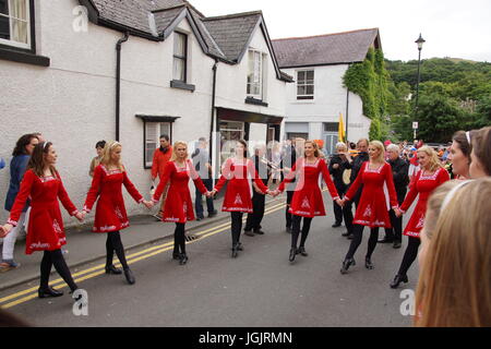 Llangollen, Wales, Vereinigtes Königreich. 7. Juli 2017. Die llangollen International Eisteddfod street parade mit Irish Folk Tänzer in der traditionellen Tracht. Quelle: David Pimborough/Alamy leben Nachrichten Stockfoto