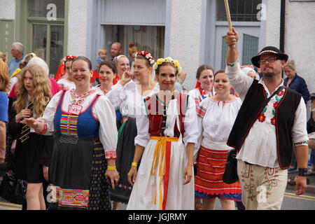 Llangollen, Wales, Vereinigtes Königreich. 7. Juli 2017. Llangollen International Eisteddfod feiert 70. Jahr seit der Gründung im Jahre 1947 mit einem bunten Straßenparade folk-Musiker und Artisten aus der ganzen Welt im Tracht. Bildnachweis: David Pimborough/Alamy Live-Nachrichten Stockfoto