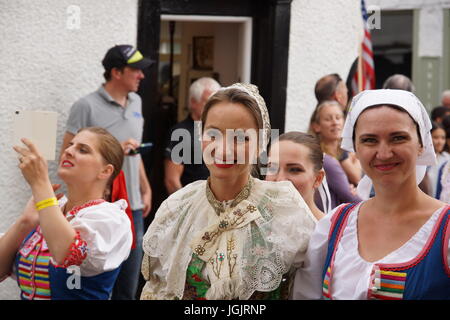 Llangollen, Wales, Vereinigtes Königreich. 7. Juli 2017. Llangollen International Eisteddfod feiert 70. Jahr seit der Gründung im Jahre 1947 mit einem bunten Straßenparade folk-Musiker und Artisten aus der ganzen Welt im Tracht. Bildnachweis: David Pimborough/Alamy Live-Nachrichten Stockfoto