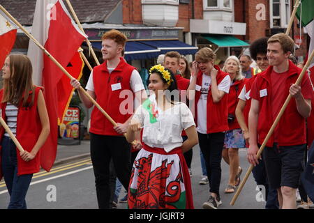 Llangollen, Wales, Vereinigtes Königreich. 7. Juli 2017. Llangollen International Eisteddfod feiert 70. Jahr seit der Gründung im Jahre 1947 mit einem bunten Straßenparade folk-Musiker und Artisten aus der ganzen Welt im Tracht. Bildnachweis: David Pimborough/Alamy Live-Nachrichten Stockfoto