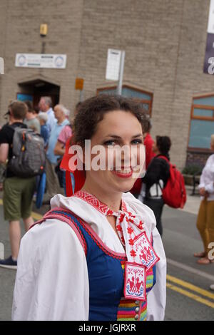 Llangollen, Wales, Vereinigtes Königreich. 7. Juli 2017. Llangollen International Eisteddfod feiert 70. Jahr seit der Gründung im Jahre 1947 mit einem bunten Straßenparade folk-Musiker und Artisten aus der ganzen Welt im Tracht. Bildnachweis: David Pimborough/Alamy Live-Nachrichten Stockfoto