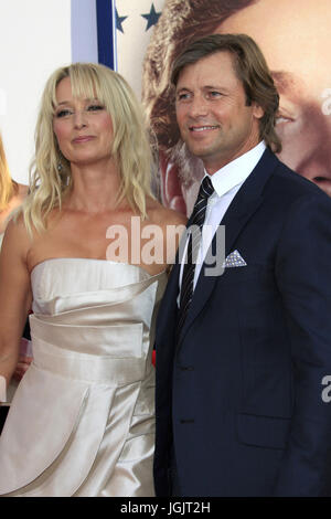 Los Angeles, CA, USA. 2. August 2012. LOS ANGELES - AUG 2: Grant Show, Katherine LaNasa bei der '' die Kampagne '' Premiere im TCL Chinese Theater IMAX am 2. August 2012 in Los Angeles, CA-Credit: Kay Blake/ZUMA Draht/Alamy Live-Nachrichten Stockfoto