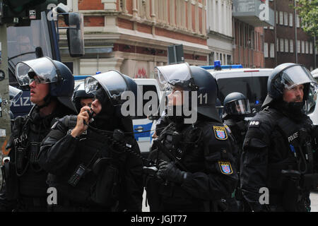 Hamburg, Deutschland. 7. Juli 2017. G20-Gipfel-Proteste in Hamburg. Bereitschaftspolizei blockieren viel von der Stadt Credit: Conall Kearney/Alamy Live News Stockfoto
