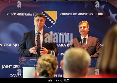 Sarajevo, Bosnien und Herzegowina. 7. Juli 2017. Vorsitzender der Ministerrat von Bosnien und Herzegowina (BiH) Denis Zvizdic (R) und die kroatische Premierministerin Andrej Plenkovic besuchen Sie eine gemeinsame Pressekonferenz in Sarajevo, Bosnien und Herzegowina, am 7. Juli 2017. Bosnien und Herzegowina (BiH) und Kroatien am Freitag hier am Freitag zur Stärkung der bilateralen Zusammenarbeit zugesagt. Bildnachweis: Haris Memija/Xinhua/Alamy Live-Nachrichten Stockfoto