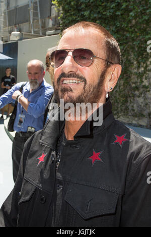 Los Angeles, Kalifornien, USA. 7. Juli 2017.  Ringo Starr, ehemaliger Schlagzeuger der Beatles feiert seinen 77. Geburtstag bei Capitol Records in Los Angeles, Kalifornien, am 7. Juli 2017.  Bildnachweis: Sheri Determan/Alamy Live-Nachrichten Stockfoto