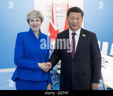 Hamburg, Deutschland. 7. Juli 2017. Chinesischen Staatspräsidenten Xi Jinping trifft sich mit britischen Premierministers Theresa May in Hamburg, Deutschland, 7. Juli 2017. Bildnachweis: Li Xueren/Xinhua/Alamy Live-Nachrichten Stockfoto