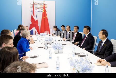 Hamburg, Deutschland. 7. Juli 2017. Chinesischen Staatspräsidenten Xi Jinping trifft sich mit britischen Premierministers Theresa May in Hamburg, Deutschland, 7. Juli 2017. Bildnachweis: Li Xueren/Xinhua/Alamy Live-Nachrichten Stockfoto