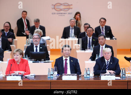 Hamburg, Deutschland. 7. Juli 2017. Chinesischen Staatspräsidenten Xi Jinping (C vorne) besucht die 12. Gipfel der Gruppe der 20 (G20) großen Volkswirtschaften in Hamburg, Deutschland, 7. Juli 2017. Bildnachweis: Xie Huanchi/Xinhua/Alamy Live-Nachrichten Stockfoto