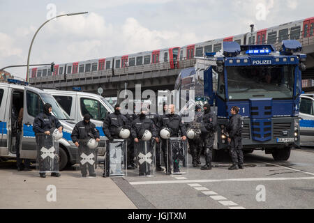 Hamburg, Deutschland. 7. Juli 2017. Demonstranten und Polizei Zusammenstoß in Hamburg, Deutschland, am ersten Tag des G20-Gipfels. Bildnachweis: Ted Hammond/Alamy Live-Nachrichten Stockfoto