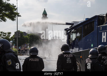 Hamburg, Deutschland. 7. Juli 2017. Demonstranten und Polizei Zusammenstoß in Hamburg, Deutschland, am ersten Tag des G20-Gipfels. Bildnachweis: Ted Hammond/Alamy Live-Nachrichten Stockfoto