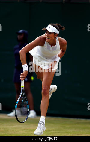 London, UK. 6. Juli 2017. London, 6. Juli 2017 - Spaniens Garbiñe Muguruza in Aktion gegen Yanina Wickemayer während der zweiten Runde Aktion in Wimbledon. Bildnachweis: Adam Stoltman/Alamy Live-Nachrichten Stockfoto