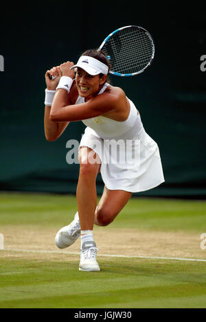 London, UK. 6. Juli 2017. London, 6. Juli 2017 - Spaniens Garbiñe Muguruza in Aktion gegen Yanina Wickemayer während der zweiten Runde Aktion in Wimbledon. Bildnachweis: Adam Stoltman/Alamy Live-Nachrichten Stockfoto