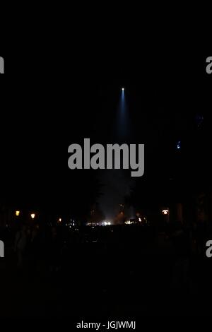 G20-Gipfel-Proteste in Hamburg. Polizeihubschrauber glänzen ein Schlaglicht auf eine Menge von Randalierern Credit: Conall Kearney/Alamy Live News Stockfoto