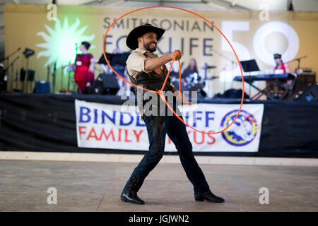Washington, DC, USA. 7. Juli 2017. Ein Zirkusartist führt während des Smithsonian Folklife Festival in Washington, DC, USA am 7. Juli 2017. Bildnachweis: Ting Shen/Xinhua/Alamy Live-Nachrichten Stockfoto