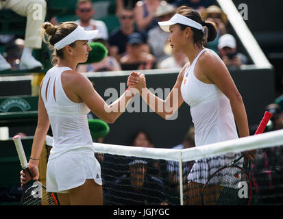 London, Großbritannien. 7. Juli 2017. Simona Halep (L) von Rumänien und Peng Shuai China begrüßen einander nach ihren Frauen Singles dritten Vorrundenspiel bei der Meisterschaft Wimbledon 2017 in London, Großbritannien, am 7. Juli 2017. Halep gewann 2: 0. Bildnachweis: Jin Yu/Xinhua/Alamy Live-Nachrichten Stockfoto