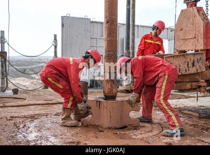 (170708)--AKSU, 8. Juli 2017 (Xinhua)--Personal, an denen Mitglieder der Bohrplattform Keshen 605 gut in das Tarim-Ölfeld in Aksu, Nordwesten Chinas Xinjiang Uygur Autonome Region, 7. Juli 2017 arbeiten. Die Bohrarbeiten Keshen 605 gut wird voraussichtlich im März 2018 fertig sein, dann die gut 300.000 Kubikmeter Erdgas pro Tag produzieren wird. Die jährliche Gasversorgung der Tarim-Ölfeld in Xinjiang stieg von 351 Millionen Kubikmeter im Jahr 2004 auf 23,55 Milliarden Kubikmeter im Jahr 2015. Als eine große Erdgas-Quelle für die West-Ost-Gas-Pipeline hat Tarim Ölfeld Gasversorgung zur Verfügung gestellt Stockfoto