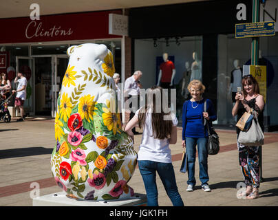 Solihull, Birmingham, UK. 8. Juli 2017. Die Blume tragen in Solihull Teil des großen Seluth Trail in Verbindung mit vielen Kinder Krankenhaus tragen, ab Montag, den 10. Juli können Sie eine app herunterladen und verbinden den Weg um zu sehen, die Bären um Birmingham Credit: Steven Reh/Alamy Live News Stockfoto