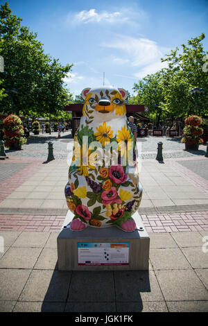 Solihull, Birmingham, UK. 8. Juli 2017. Die Blume tragen in Solihull Bestandteil der großen Sleuth Trail in Verbindung mit vielen Kinder Krankenhaus tragen, ab Montag, den 10. Juli können Sie eine app herunterladen und verbinden den Weg um zu sehen, die Bären um Birmingham Credit: Steven Reh/Alamy Live News Stockfoto