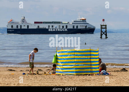 Crosby Strand, Merseyside, England. Großbritannien Wetter. Sonnigen Tag an der Mündung des Mersey mit Temperaturen in den hohen 20ern und freiem Blick über den Fluss Mersey & irische See. Kredite; MediaWorldImages/AlamyLiveNews Stockfoto