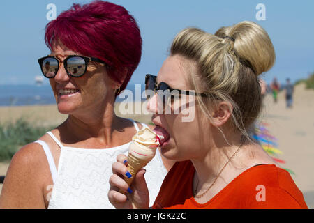 Crosby Strand, Merseyside, England. Großbritannien Wetter. Sonnigen Tag an der Mündung des Mersey mit Temperaturen in den hohen 20ern und freiem Blick über den Fluss Mersey & irische See. Kredite; MediaWorldImages/AlamyLiveNews Stockfoto