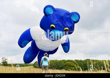 Brighton, UK. 8. Juli 2017. Ein riesiger Bär startet bei heißem Wetter am jährlichen Brighton Kite Festival in Stanmer Park statt. Die Veranstaltung, organisiert von Brighton Drachenflieger ist eines der am längsten laufenden Drachen-Festivals im Vereinigten Königreich mit einigen Britains größten Drachen auf dem Display Credit: Simon Dack/Alamy Live News Stockfoto