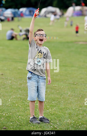 Brighton, UK. 8. Juli 2017. Hunderte von Kite-Enthusiasten genießen Sie heiße Wetter beim jährlichen Brighton Kite Festival in Stanmer Park statt. Die Veranstaltung, organisiert von Brighton Drachenflieger ist eines der am längsten laufenden Drachen-Festivals im Vereinigten Königreich mit einigen Britains größten Drachen auf dem Display Credit: Simon Dack/Alamy Live News Stockfoto