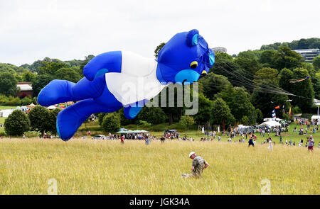 Brighton, UK. 8. Juli 2017. Ein riesiger Bär startet bei heißem Wetter am jährlichen Brighton Kite Festival in Stanmer Park statt. Die Veranstaltung, organisiert von Brighton Drachenflieger ist eines der am längsten laufenden Drachen-Festivals im Vereinigten Königreich mit einigen Britains größten Drachen auf dem Display Credit: Simon Dack/Alamy Live News Stockfoto