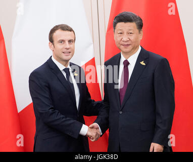 Hamburg, Deutschland. 8. Juli 2017. Chinese President Xi Jinping (R) trifft sich mit seinem französischen Amtskollegen Emmanuel Macron in Hamburg, Deutschland, 8. Juli 2017. Bildnachweis: Li Xueren/Xinhua/Alamy Live-Nachrichten Stockfoto