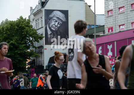 Hamburg, Deutschland. 07. Juli 2017. Deutschland, Hamburg, Kundgebung auf der Reeperbahn in St. Pauli gegen G-20-Gipfel im Juli 2017, Wand billboard Fritz Cola Werbung schlafenden Donald Trump, Slogan bin, Steh'/Deutschland, Hamburg, St. Pauli, Protest Demo auf der Reeperbahn gegen G20-Gipfel in Hamburg Quelle: Joerg Boethling/Alamy leben Nachrichten Stockfoto