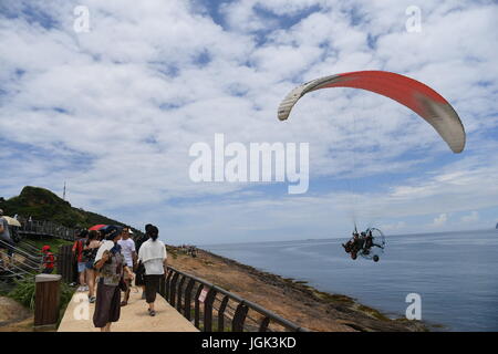 (170708)--TAIPEI, 8. Juli 2017 (Xinhua)--Touristen genießen Landschaft bei Yehliu Geopark in New Taipei City, Taiwan in Südost-China, 8. Juli 2017. (Xinhua/Zhou Mi) (Lfj) Stockfoto