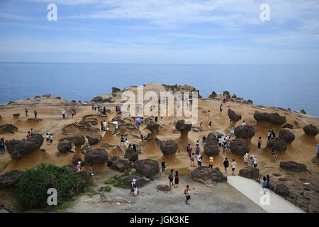 (170708)--TAIPEI, 8. Juli 2017 (Xinhua)--Touristen genießen Landschaft bei Yehliu Geopark in New Taipei City, Taiwan in Südost-China, 8. Juli 2017. (Xinhua/Zhou Mi) (Lfj) Stockfoto