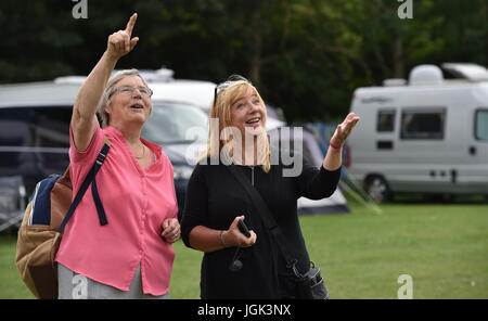 Brighton, UK. 8. Juli 2017. Hunderte von Kite-Enthusiasten genießen Sie heiße Wetter beim jährlichen Brighton Kite Festival in Stanmer Park statt. Die Veranstaltung, organisiert von Brighton Drachenflieger ist eines der am längsten laufenden Drachen-Festivals im Vereinigten Königreich mit einigen Britains größten Drachen auf dem Display Credit: Simon Dack/Alamy Live News Stockfoto