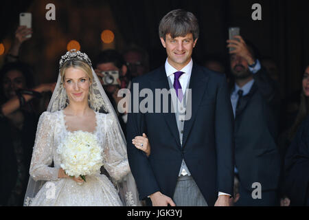 Hannover, Deutschland. 8. Juli 2017. Prinz Ernst August von Hannover und Ekaterina Hannover verlassen die Kirche nach ihrer kirchlichen Trauung in der Marktkirche in Hannover, Kirche 8. Juli 2017. Foto: Julian Stratenschulte/Dpa/Alamy Live News Stockfoto