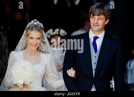 Hannover, Deutschland. 8. Juli 2017. Prinz Ernst August von Hannover und Ekaterina Hannover verlassen die Kirche nach ihrer kirchlichen Trauung in der Marktkirche in Hannover, Kirche 8. Juli 2017. Foto: Julian Stratenschulte/Dpa/Alamy Live News Stockfoto