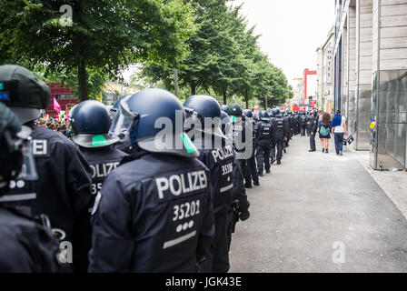 Hamburg, Deutschland. 8. Juli 2017. Bereitschaftspolizei Linie eine Straße während der "Grenzenlose Solidarität als G20" Demonstration in Hamburg, Deutschland, 8. Juli 2017. Der zweitägige Gipfel, ein Treffen der Staats-und Regierungschefs der 20 größten Volkswirtschaften der Welt sowie Vertreter einer Vielzahl von internationalen Institutionen, hat eine Welle von Protesten gestoßen. Foto: Christina Sabrowsky/Dpa/Alamy Live News Stockfoto