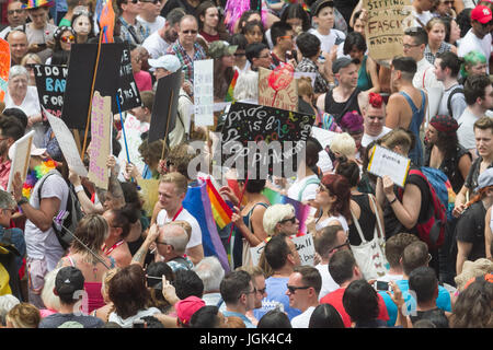 London, UK. 8. Juli 2017. Tausende von Feiernden zu packen, Oxford Circus und Regent Street London Pride Parade zu sehen um die London Pride Parade Credit: Amer Ghazzal/Alamy Live-Nachrichten Stockfoto