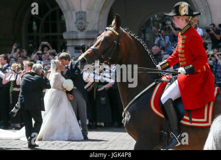 Hannover, Deutschland. 8. Juli 2017. Prinz Ernst August von Hannover und Ekaterina Hannover Kuss vor der Kirche nach ihrer kirchlichen Trauung in der Kirche der Marktkirche in Hannover, 8. Juli 2017. Foto: Friso Gentsch/Dpa/Alamy Live News Stockfoto